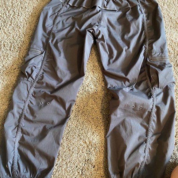 Lululemon gray carry pants size 2, tags removed very good condition - Picture 2 of 3